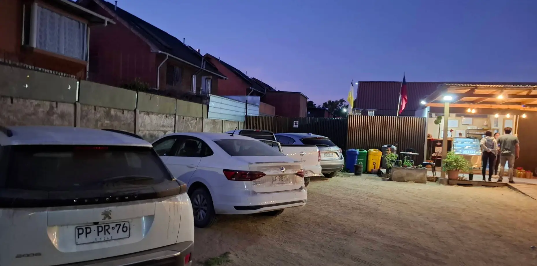 Estacionamiento privado del local al atardecer