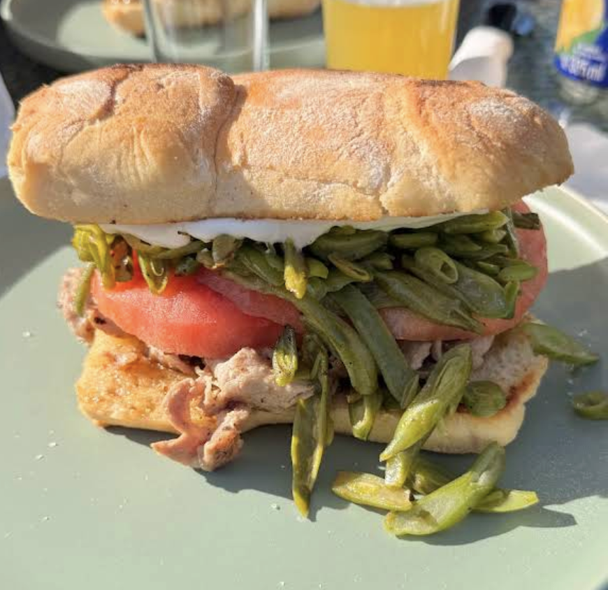 Churrasco con porotos verdes, tomate y mayo
