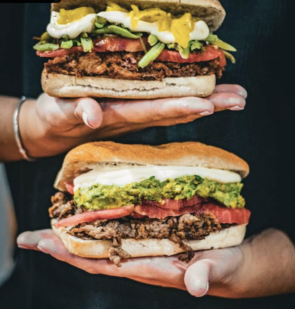 Sándwich de mechada y lomito recién preparados