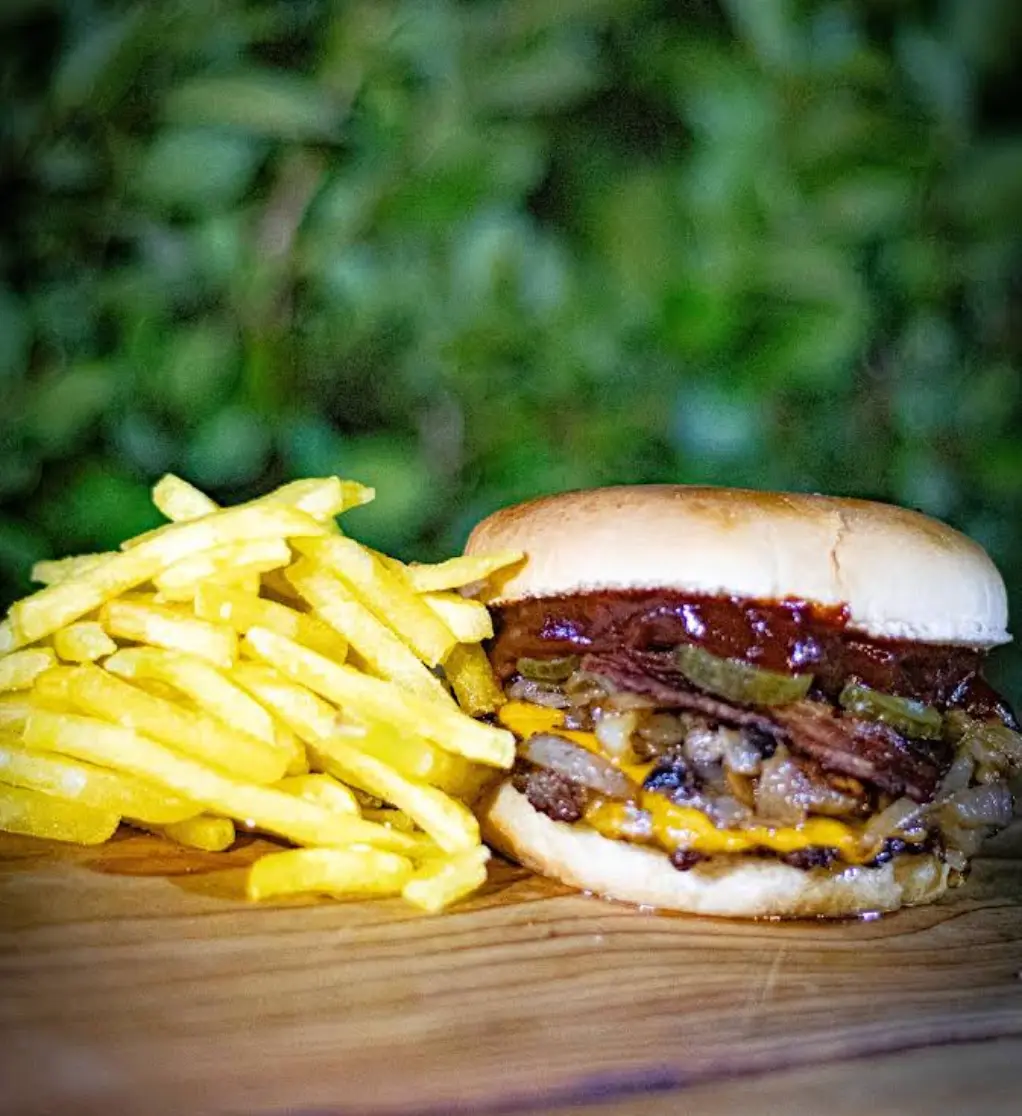 Hamburguesa doble con tocino y papas fritas