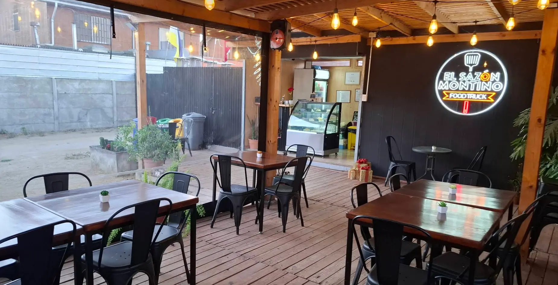 Terraza del local con el letrero neón El Sazón Montino