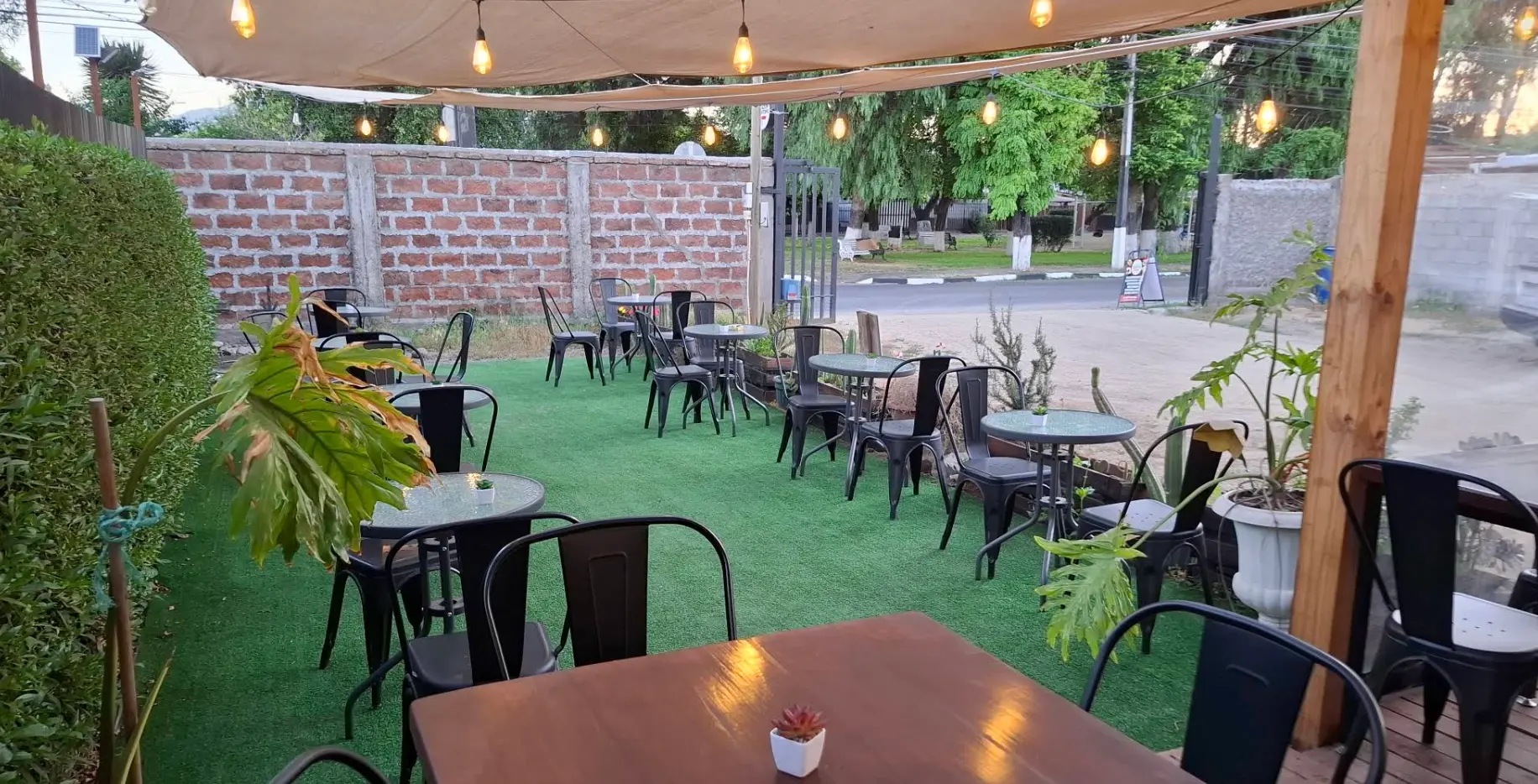 Food truck atendiendo un evento al aire libre